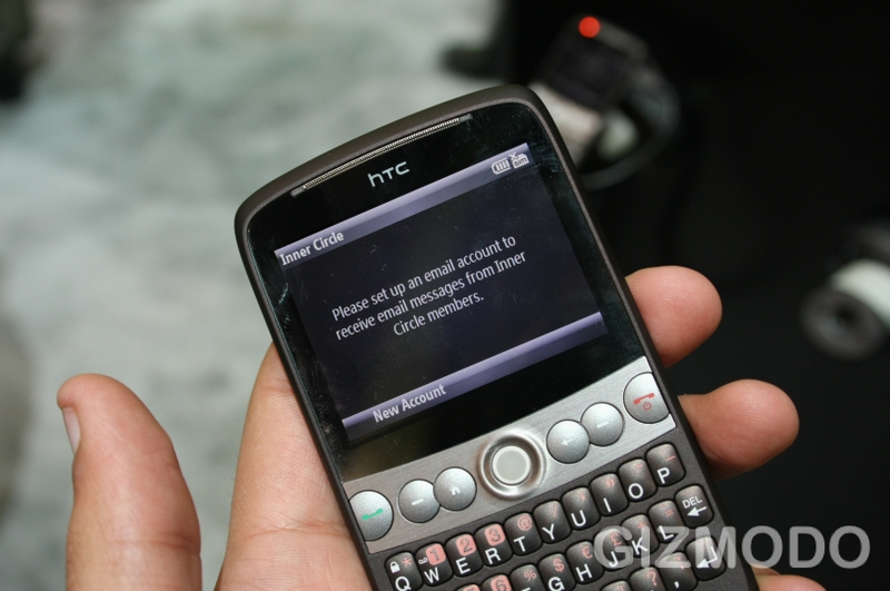 Illustration for article titled Lose Weight with HTC Snap Hands-On Next to Beautiful Black berry BOLD